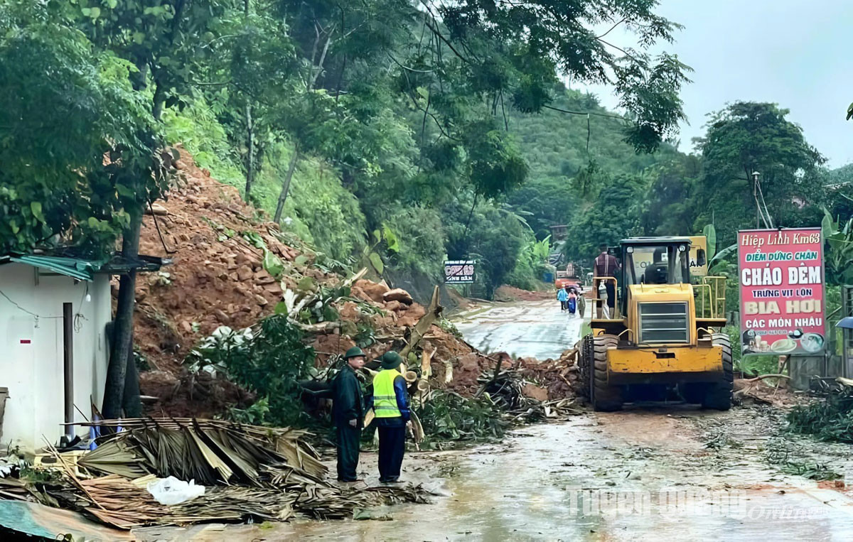 Mưa bão gây sạt lở nhiều tuyến đường tại tỉnh Tuyên Quang. Ngày 23/8, UBND tỉnh ban hành văn bản số 3822/UBND-KT về chủ động ứng phó, khắc phục hậu quả thiên tai trên địa bàn tỉnh trong thời gian tới. (Ảnh baotuyenquang)