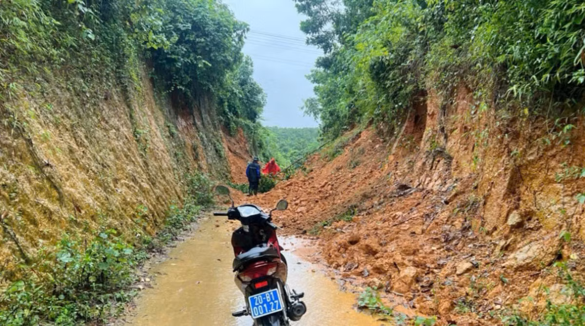 Sạt lở đất tại xã Hợp Tiến (huyện Đồng Hỷ, tỉnh Thái Nguyên) khiến giao thông bị tê liệt. Ảnh: BTN 