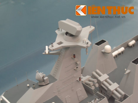 Anten radar SMART-S MK2 trên đỉnh cột buồm và ngay dưới là anten hệ thống điều khiển hỏa lực STING EO MK2.