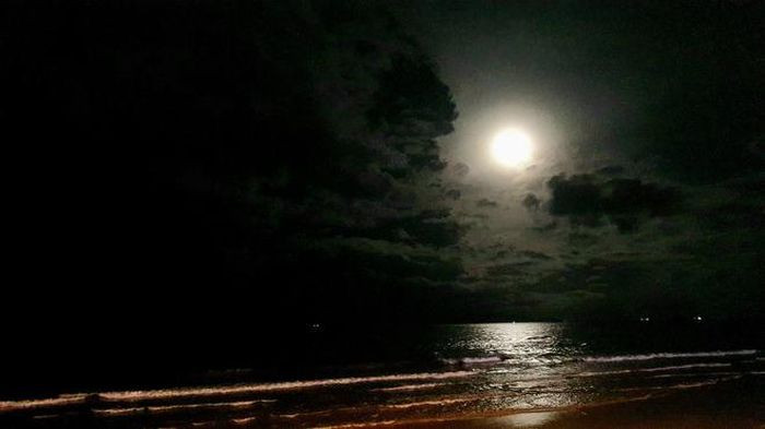 Siêu mặt trăng trên biển đêm cũng mang một vẻ đẹp khác lạ (Ảnh: Nguyễn Thúy Hằng)