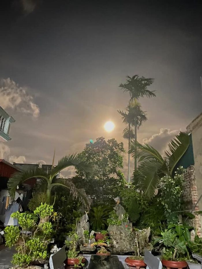 Trăng tròn tháng 7 được các quốc gia Âu - Mỹ gọi là "trăng sấm" hay "trăng mật", dự trên các hiện tượng tự nhiên phổ biến thường diễn ra vào thời điểm này trong năm.