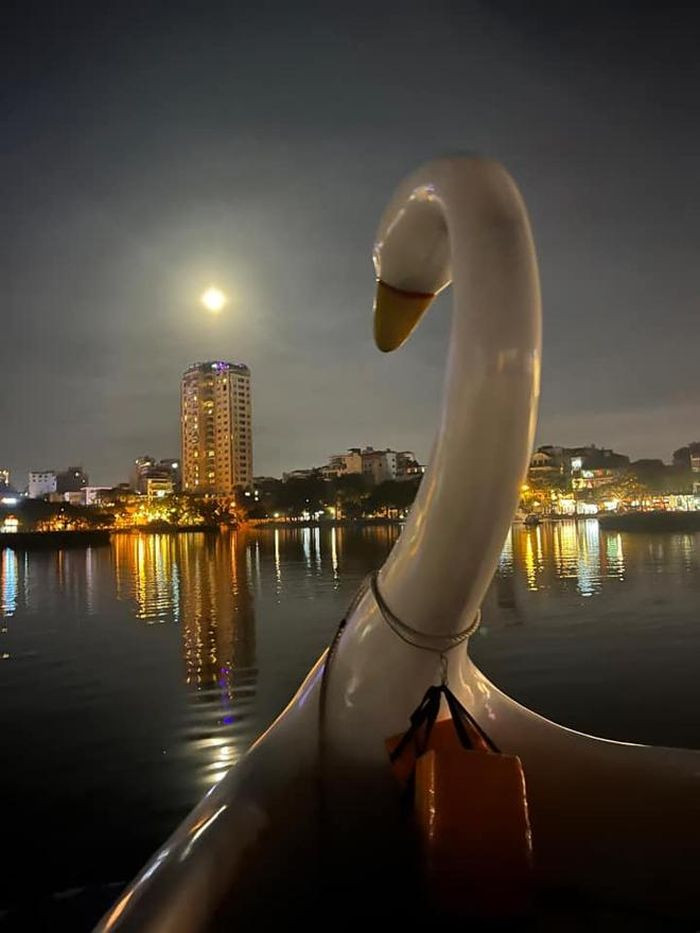 Người Lao Động cho hay, theo tờ Space, siêu trăng sấm - trăng tròn tháng 7/2022 - sẽ đạt điểm gần Trái Đất nhất vào 9 giờ sáng ngày 13/7 theo giờ GMT, tức 16 giờ chiều 13/7 theo giờ Việt Nam; đạt được độ tròn tuyệt đối sau đó 9 giờ 38 phút, tương đương 1 giờ 38 phút sáng ngày 14/7 theo giờ Việt Nam.