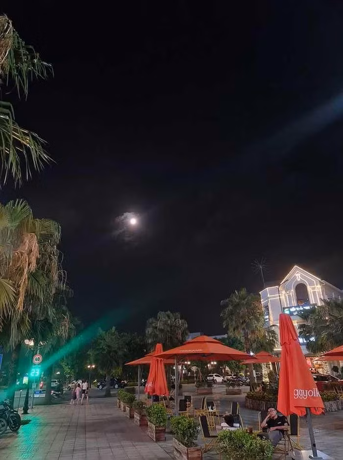 Một số hình ảnh khác ghi lại khoảnh khắc "Siêu trăng sấm" tại Hà Nội (Ảnh: Hà Văn Hậu, Nguyễn Đức Trung)