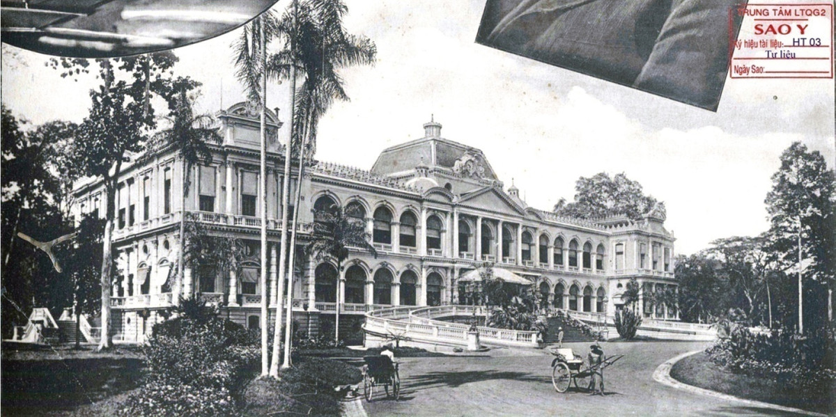 Dinh Thống đốc ban đầu được làm bằng gỗ, nằm ở vị trí góc đường Taberd và đường Imperiale trong khuôn viên trường Frères des Écoles Chrétiennes (Taberd). Khoảng năm 1865, người ta bắt đầu nghiên cứu và tìm kiếm một khu đất thích hợp để xây dựng một tòa dinh cho thống đốc. Một khu đất rộng 15 ha đã được chọn, nằm trên phần cao nhất của vùng Sài Gòn, trong đó phần mặt tiền tráng lệ nhìn ra phía đại lộ Norodom. Ngày 23/2/1868, công trình xây dựng Dinh Thống đốc mới được khởi công. Cuối năm 1869, công trình này hoàn thành và được đưa vào sử dụng một thời gian không lâu sau đó.