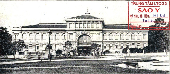 br/> Bưu điện Thành phố. Vào ngày 1/11/1865, Phó Đô đốc Thống đốc Nam Kỳ đã ban hành mệnh lệnh cho mời thầu xây dựng tòa nhà bưu điện, thay thế ngôi nhà đơn sơ lúc ban đầu. Trong khoảng những năm 1886 đến 1891, Bưu điện Thành phố được xây dựng lại dựa trên đồ án thiết kế của kiến trúc sư Villedieu cùng phụ tá Foulhoux, theo phong cách phương Tây kết hợp với nét trang trí phương Đông.