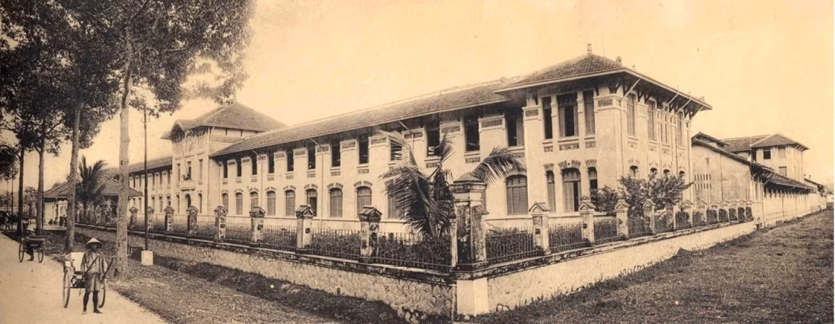 Trường trung học Nữ sinh bản địa Sài Gòn (trường Nguyễn Thị Minh Khai). Theo dự án của Sở Công chánh về việc xây dựng một trường nữ sinh bản địa ở Sài Gòn, được thông qua vào ngày 29/7/1913, Thống đốc Nam Kỳ đã ban hành nghị định số 117 ngày 17/9/1913 ấn định tổng số tiền dùng để xây trường là 89.833,27 USD. Công trình được xây dựng và hoàn thành vào năm 1915.