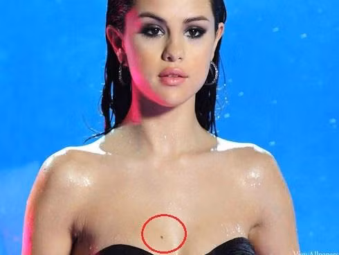 Con đường sự nghiệp và hôn nhân luôn thuận lợi. Bạn có thể xem qua những người nổi tiếng trong giới showbiz sở hữu nốt ruồi ở ngực, họ có địa vị mà khó ai sánh bằng. 