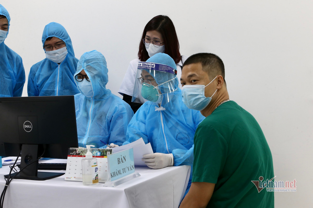 5 nguoi phan ung sau tiem vac-xin COVID-19 suc khoe on dinh