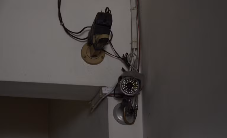 Hệ thông camera nhà ông L. đã ghi lại toàn bộ diễn biến vụ trộm. Theo CQĐT, hình ảnh khá rõ nét và đây là chứng cứ quan trọng để truy bắt hung thủ.