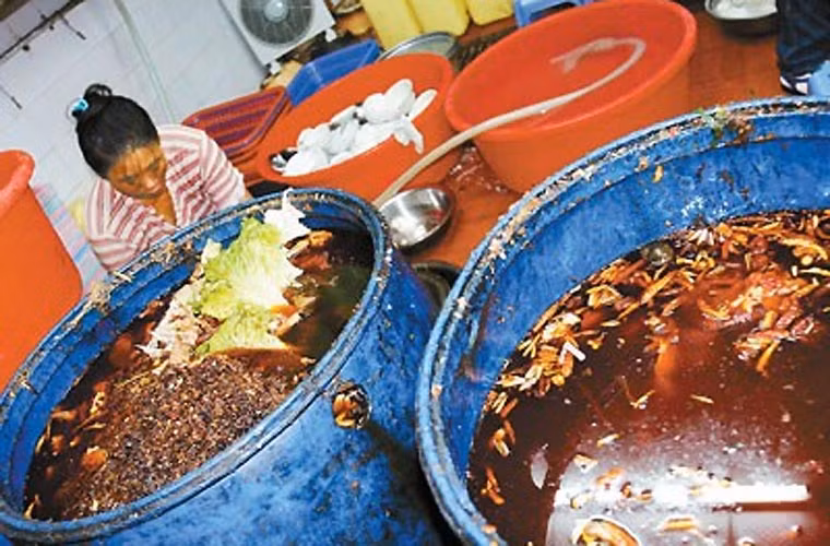 “Nguyên liệu” để sản xuất loại dầu này là rác thải hoặc thức ăn thừa mà các nhà bếp của quán ăn, nhà hàng thải ra.