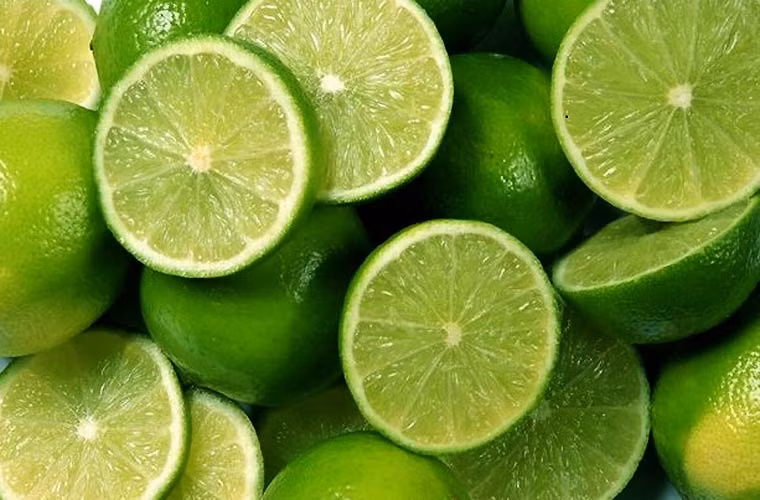 Dùng chanh tươi chà xát vào vùng nách sau khi tắm là một trong những mẹo trị hôi nách phổ biến nhất. Tuy nhiên, thực tế cho thấy cách này chỉ giúp giảm mùi trong một thời gian ngắn. Với trường hợp nặng, nó gần như không có tác dụng.