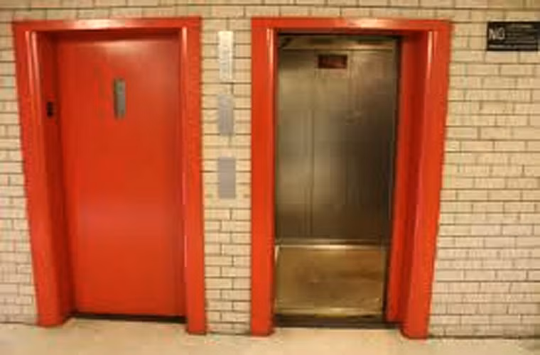 Thang máy sẽ an toàn hơn nếu hệ thống đóng mở cửa tích hợp cả thanh an toàn và tia hồng ngoại. Nếu chẳng may tia hồng ngoại không hoạt động tốt, vẫn còn thanh an toàn duy trì sự đóng mở cửa chuẩn mực.