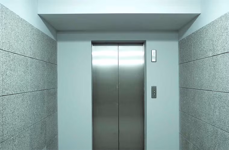 Thực ra không phải cứ dùng tia hồng ngoại là an toàn. Có những loại thang chỉ dùng tia hồng ngoại từ trên xuống dưới mà không có thanh an toàn. Trong trường hợp mành hồng ngoại có trục trặc, việc đóng mở cửa thang máy cũng hỗn loạn, có thể gây kẹp chết người.