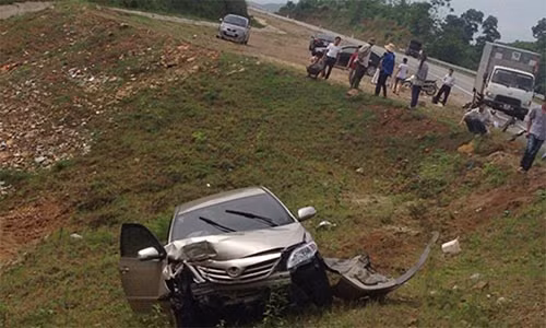 Chiếc ô tô bẹp dúm, hỏng hoàn toàn.