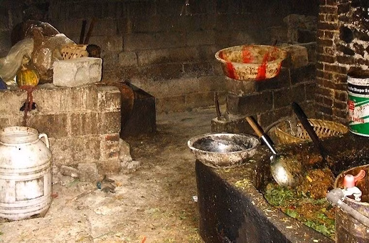 Những chất thải cả thể rắn và thể lỏng đó được nấu và khuấy lên trong những bể xi măng. Chất dầu, mỡ sẽ nổi lên trên.