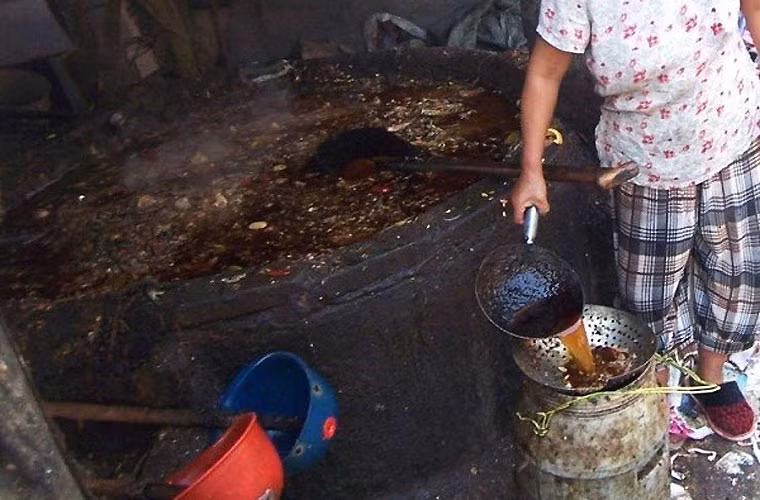 Sau đóm họ gạn lấy phần dầu mỡ bên trên, lọc qua lần nữa. Chúng có màu sẫm trông khá kinh dị, mùi hôi khó chịu.