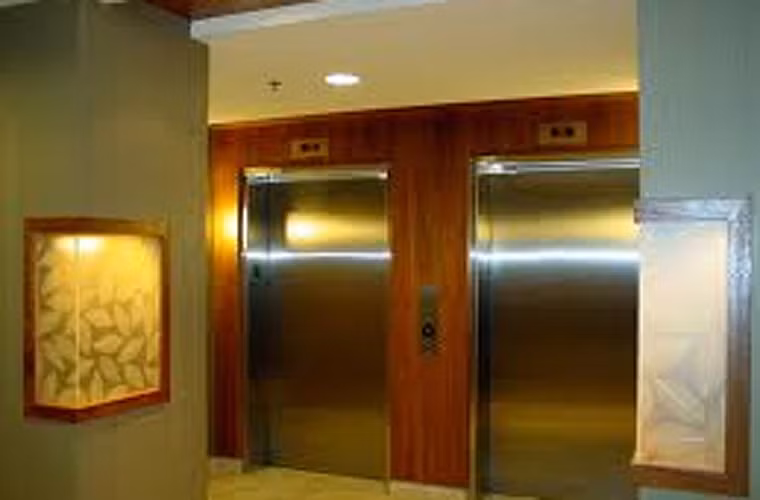 Nếu bạn lắp đặt thang máy cho nhà, nhà hàng hay công ty mình, đừng sửa đổi thiết bị. Việc sửa đổi, thay thế các chi tiết sẽ làm tính năng và độ bền của thang, làm tăng nguy cơ tai nạn.