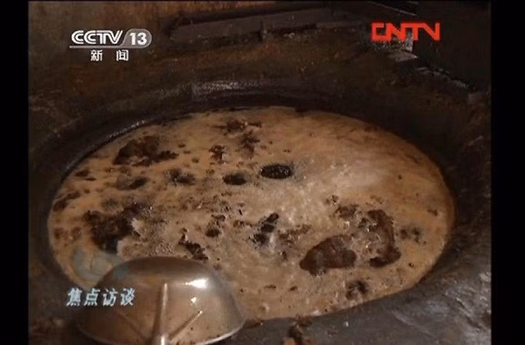 Sản phẩm được đóng gói và bán với giá rẻ cho các nhà hàng, khách sạn, quán ăn vỉa hè hay người tiêu dùng bình dân. Người tiêu dùng không bao giờ ngờ được chai dầu mình mua lại được chế biến theo cách rùng rợn như thế này.