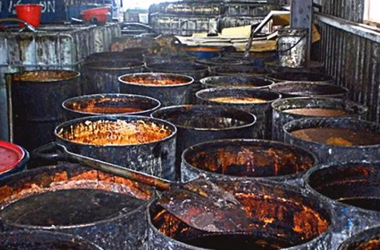 Tất cả “nguyên liệu” được thu gom từ các thùng rác, container rác, cống… mang về điểm sản xuất, nơi có những dụng cụ chế biến cáu bẩn đến mức chỉ nhìn đã buồn nôn.