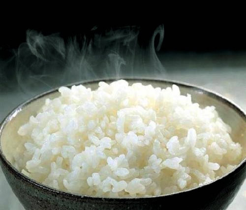 Tương tự cách dùng trứng luộc là phương pháp nắm cơm nóng áp vào vùng nách. Tuy nhiên, trứng nóng hay cơm nóng đều chỉ giảm mùi bằng cách thấm hút mồ hôi. Chỉ một lát sau khi mồ hôi tiết ra trở lại thì “đâu lại vào đấy”.