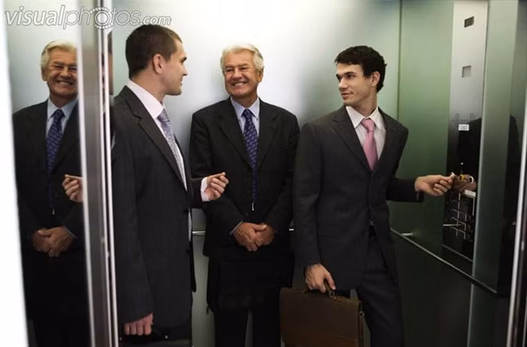 Ở cách thứ nhất, cửa thang máy có thanh an toàn di động. Khi cửa đóng, gặp vật cản thì thanh này bị đẩy nhẹ và tác dụng tới một công tắc. Động cơ cửa sẽ đổi chiều quay, cửa mở cho đến khi vật cản rời đi thì mới đóng lại.