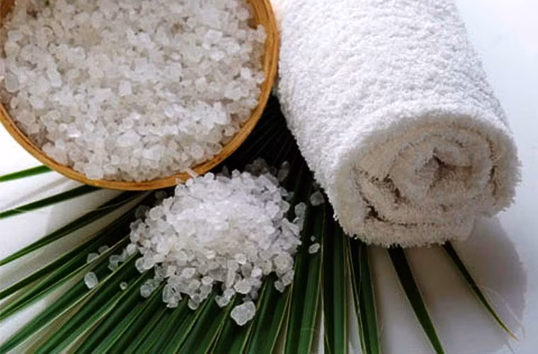 Phèn chua là liều thuốc dân gian được truyền tụng nhiều nhất: phi phèn thành bột mịn xoa vào vùng nách sau khi tắm xong. Hiệu quả của phương pháp này khá hơn dùng chanh hay gừng, nhưng cũng chỉ giúp “cầm cự” và hãm mùi. Nếu không tiếp tục áp dụng, cơ thể sẽ nặng mùi trở lại.