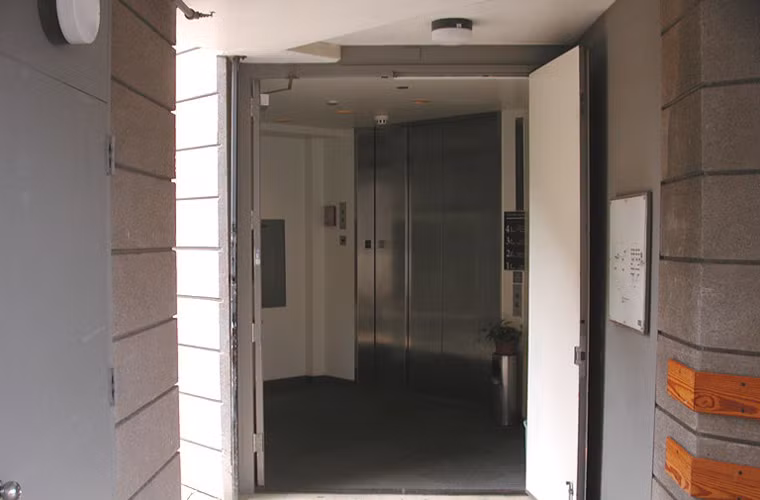 Ngoài nguyên nhân cửa thang máy không an toàn, người sử dụng cũng cần bảo vệ mình bằng cách tìm hiểu các phím chức năng của thiết bị, chẳng hạn như chức năng Interphone 2 chiều để liên lạc ra ngoài, tìm sự trợ giúp. Từng có một học sinh cấp 3 gặp nạn bởi thay vì sử dụng chức năng này, em đã tìm cách ra khỏi thang máy khi nó đang ở giữa các tầng. Em đã rơi từ độ cao hơn 3m xuống, chấn thương sọ não.