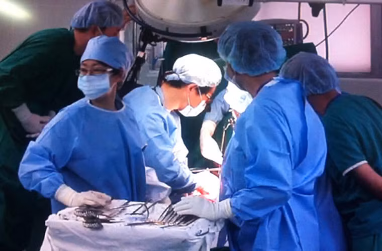 Tình trạng quá kích buồng trứng còn có thể dẫn đến các biến chứng khủng khiếp như suy thận, vỡ hay xoắn các nang noãn, tắc mạch máu, phù phổi và tử vong.