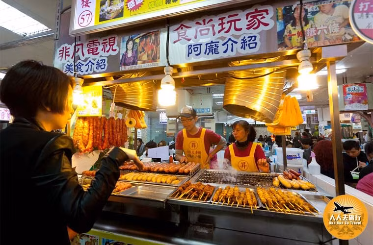 Không chỉ người bản xứ, mà cả khách du lịch khắp nơi trên thế giới cũng có thể nạp loại dầu siêu bẩn ấy vào người khi nếm thử các món ăn đường phố ở Đài Loan.