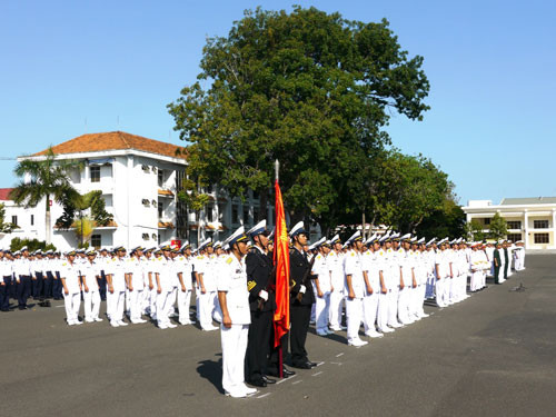 Duyệt đội ngũ trong buổi lễ tốt nghiệp cho 240 học viên sĩ quan Học viện Hải quân.