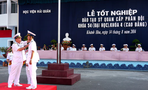 Chuẩn đô đốc gắn quân hàm và trao bằng tốt nghiệp cho học viên.
