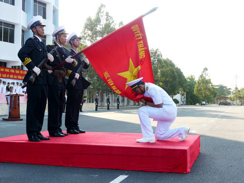 Hôn lên quân kỳ quyết thắng, thề bảo vệ vững chắc chủ quyền biển đảo thiêng liêng Tổ quốc.