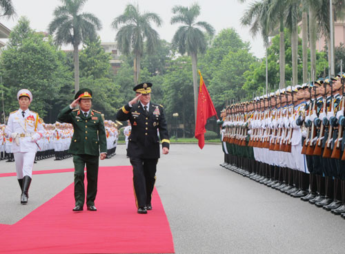 Thượng tướng Đỗ Bá Tỵ và Đại tướng Martin Dempsey duyệt đội danh dự QĐND Việt Nam.