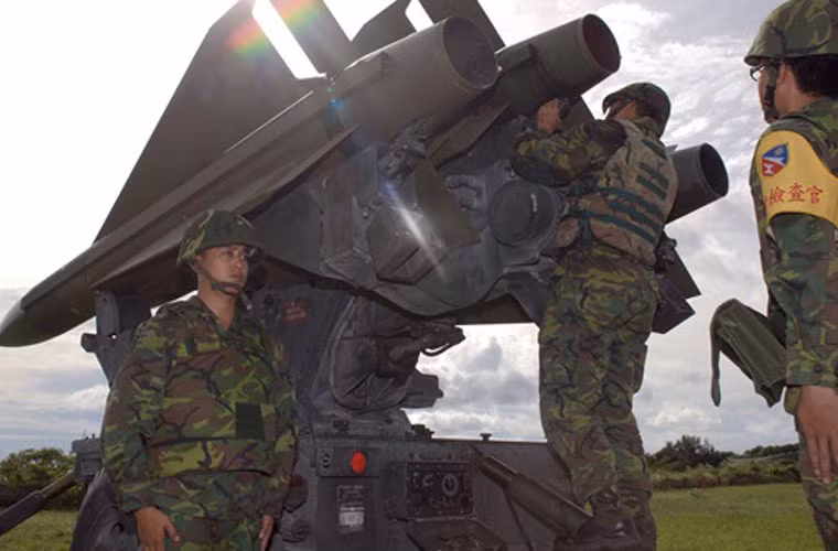 Đạn tên lửa hệ thống Hawk đạt tầm bắn 45-50km, độ cao đạt 14.000m, dùng đầu tự dẫn radar bán chủ động.