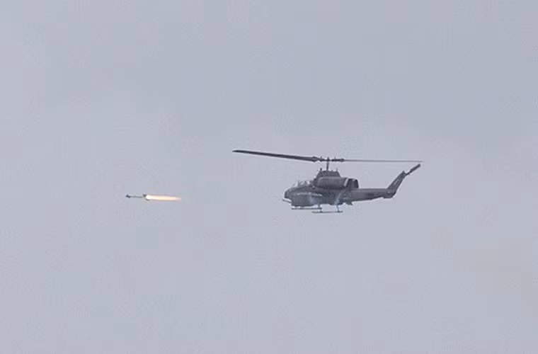 Các máy bay trực thăng tấn công AH-1W cũng tham gia trận đánh trên không với khả năng phóng tên lửa AIM-9 Sidewinder.