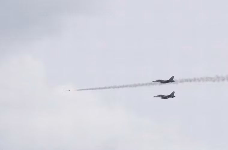 Trên không, các máy bay chiến đấu đa năng F-CK-1 Ching-Kuo phóng tên lửa không đối không bắn hạ mục tiêu giả định.