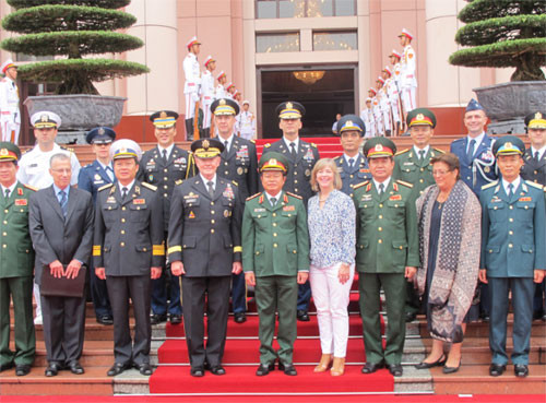 Thượng tướng Đỗ Bá Tỵ và Đoàn đại biểu quân sự cấp cao nước ta chụp ảnh lưu niệm với Đại tướng Martin Dempsey và Đoàn đại biểu cấp cao Quân đội Mỹ.