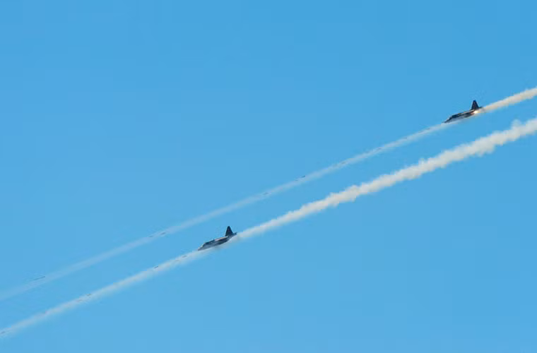 Trong ảnh là biên đội cường kích Su-25 của Không quân Nga phóng rocket tấn công mục tiêu mặt đất.