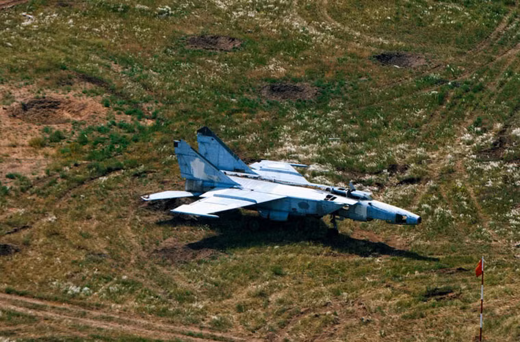 Máy bay tiêm kích siêu thanh MiG-25 tại khu vực tập bắn.