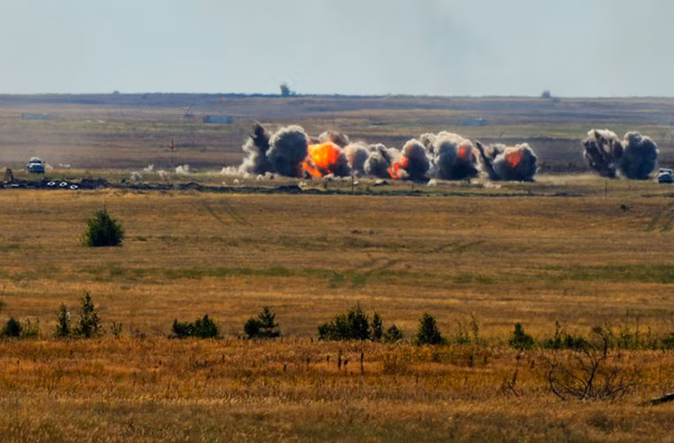 Từng quầng khói lửa bùng lên bao phủ vùng mục tiêu.