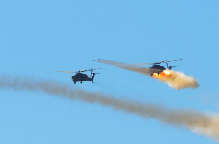Trực thăng tấn công Mi-28 Nga phóng rocket vèo vèo.