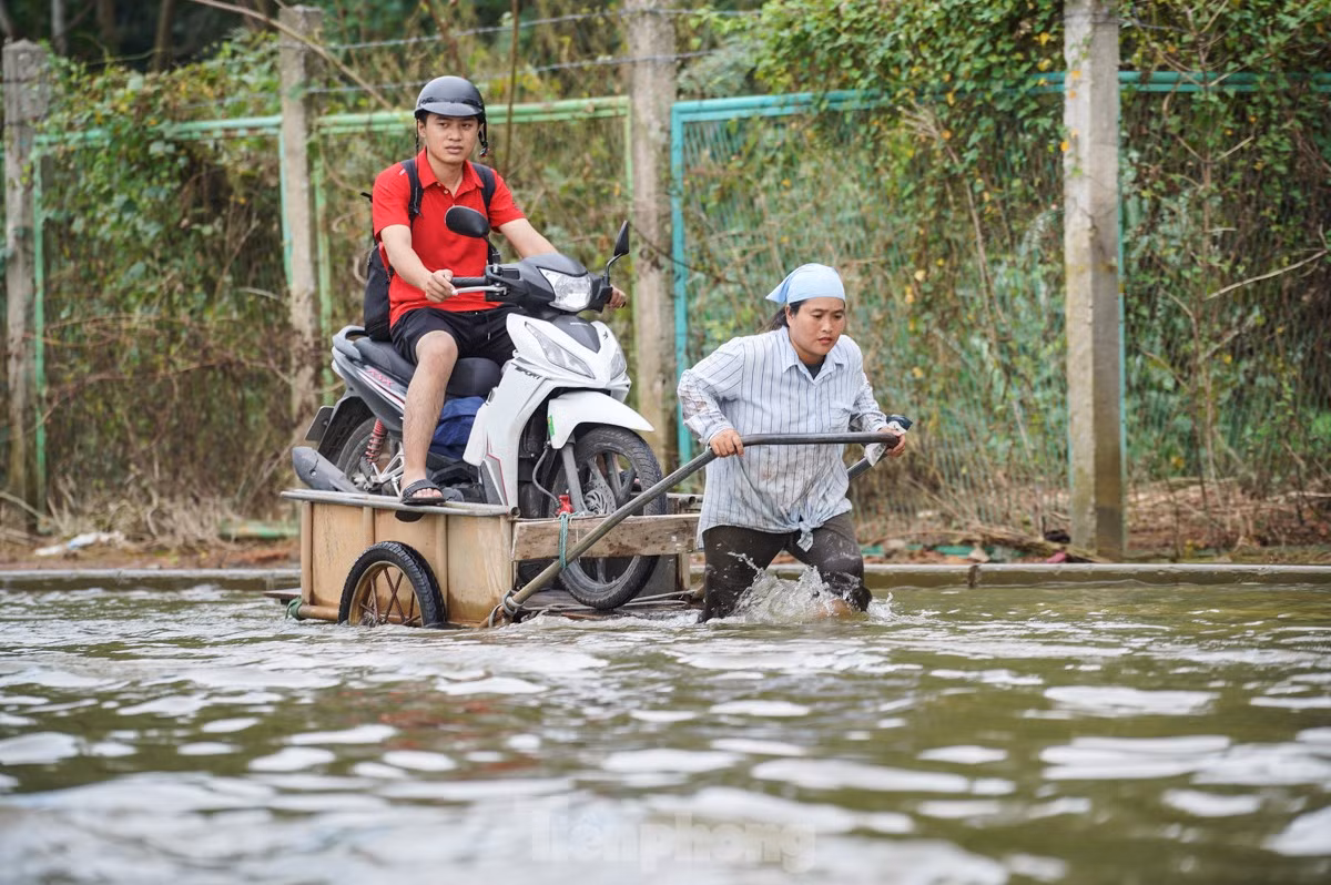 Anh Phan Công Minh (Ba Đình, Hà Nội) làm việc tại khu Công nghệ cao Hoà Lạc, hàng ngày đi qua đây, anh đều mất 50 nghìn tiền phí vận chuyển. "Cả tuần qua tôi đều mất tiền để thuê người chở qua chỗ ngập, ước tính cũng phải gần 500 nghìn rồi", anh Minh nói.