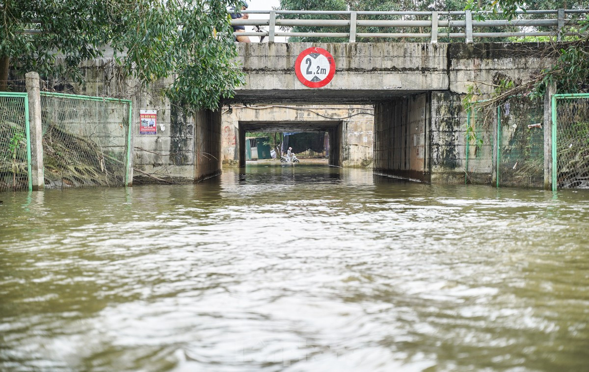 Hầm chui dân sinh số 19 ngập sâu gần 1m, các phương tiện không thể di chuyển qua đây.