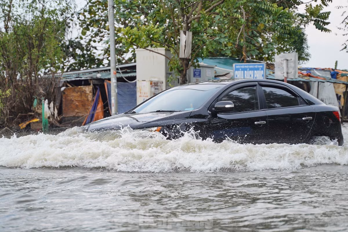 Chiếc ôtô vất vả lội nước.