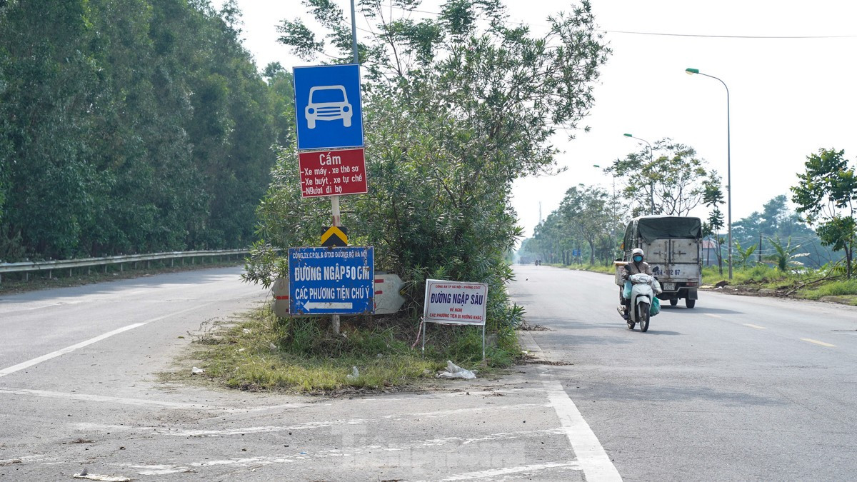 Do tình trạng ngập sâu ở đường gom đại lộ Thăng Long nên theo thông báo mới nhất, Sở GTVT Hà Nội vẫn cho phép xe máy, xe thô sơ được phép lưu thông trên làn đường khẩn cấp của đường cao tốc đại lộ Thăng Long, tốc độ tối đa cho phép 40km/h.