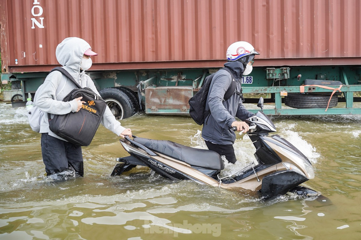 Xe cố đi qua đều chết máy vì ngập quá sâu.