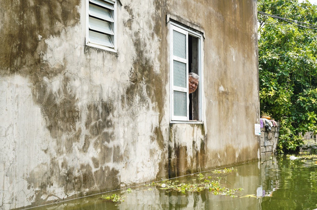 "Nhà tôi ngập sâu cả tuần nay không thể di chuyển ra ngoài được, ruộng đồng cũng không còn gì", ông Nguyễn Xuân Ơn than thở.