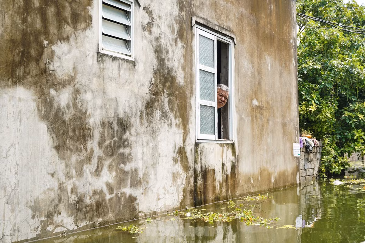 "Nhà tôi ngập sâu cả tuần nay không thể di chuyển ra ngoài được, ruộng đồng cũng không còn gì", ông Nguyễn Xuân Ơn than thở.