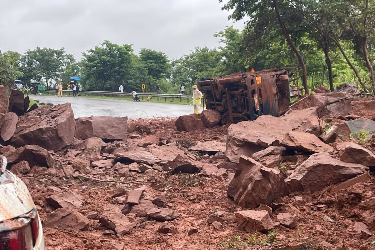 Lúc này, những tảng đá lớn từ trên cao bất ngờ sạt lở rơi trúng 2 ô tô mang BKS 99C – 106.xx và 26A-218.xx đang lưu thông theo hướng Hà Nội – Sơn La.