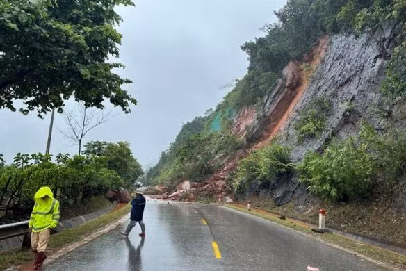 Chiều cùng ngày, tại Km203 Quốc lộ 6, cũng đã xảy ra một vụ sạt lở khiến giao thông bị tê liệt cục bộ.